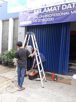 Service folding gate