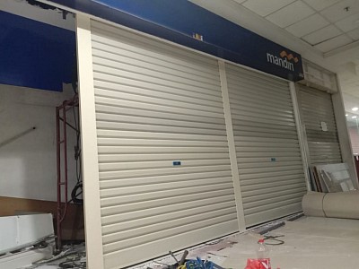 Rolling door one serta semi bolong tengah 3 baris